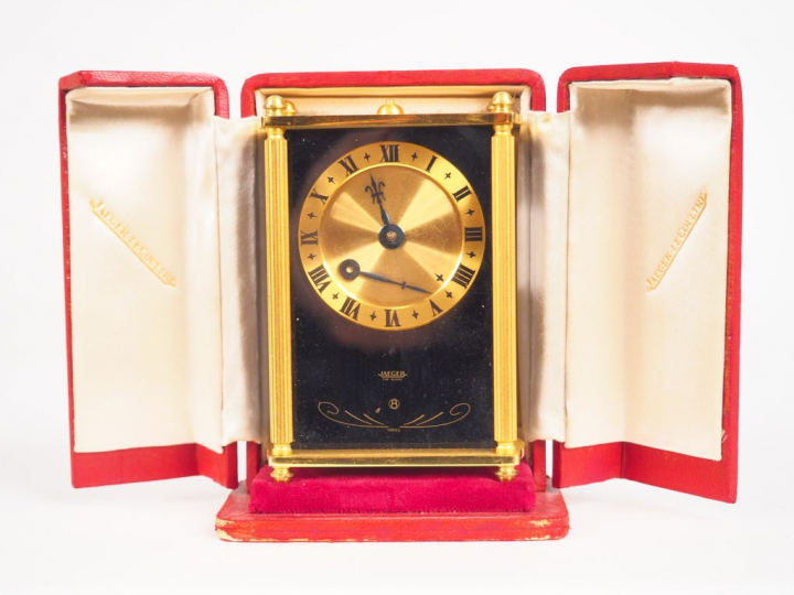 JEAGER LECOULTRE. Réveil de voyage dans son étui en cuir. Dim. 9,2 x 6
