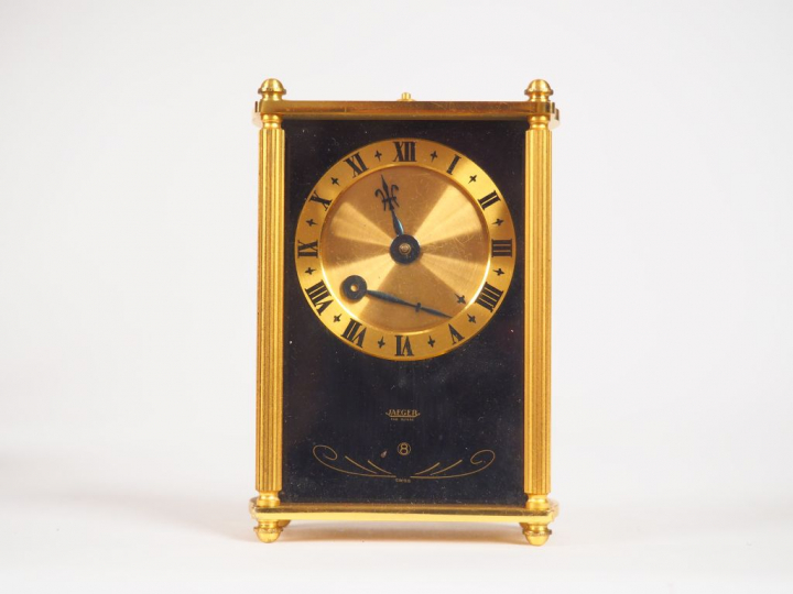 JEAGER LECOULTRE. Réveil de voyage dans son étui en cuir. Dim. 9,2 x 6