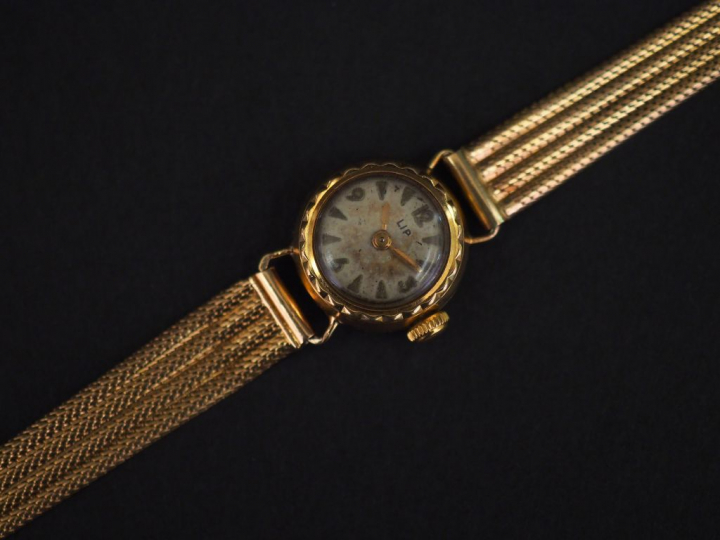 Montre de dame en or, boitier et bracelet en or. Poids tel : 19 g