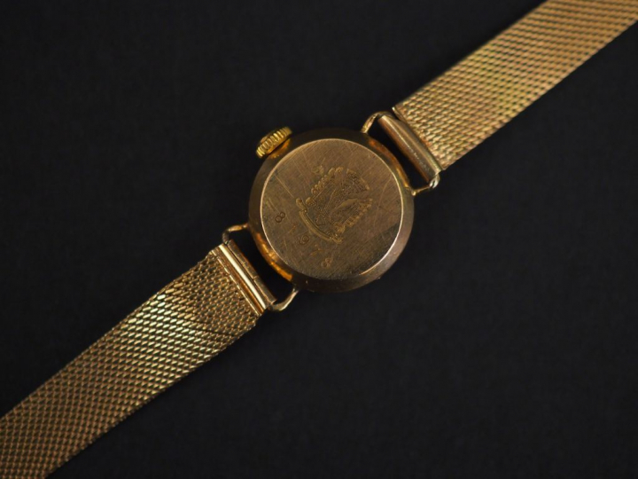Montre de dame en or, boitier et bracelet en or. Poids tel : 19 g
