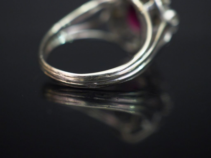 Bague marguerite, rubis synthétique entouré de huit diamants de taille