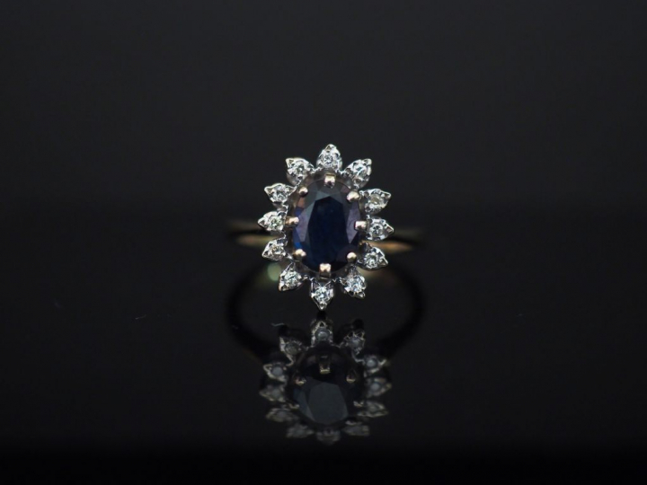 Bague marguerite, saphir entouré de douze brillants. Poids tel : 3,37 
