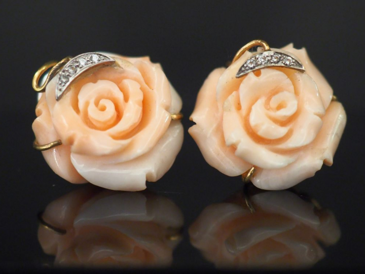 Paire de boucles d'oreilles en corail et brillants en forme de roses. 
