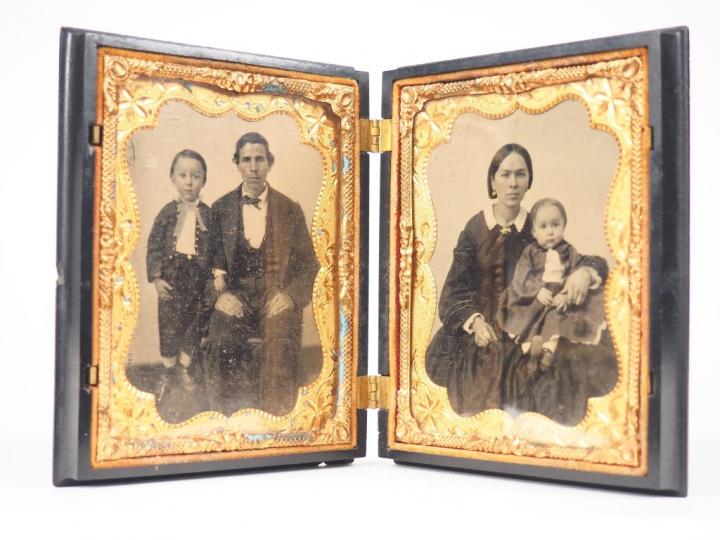 Deux daguerréotypes "portraits de famille" dans leur encadrement à deu