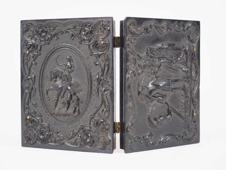 Deux daguerréotypes "portraits de famille" dans leur encadrement à deu