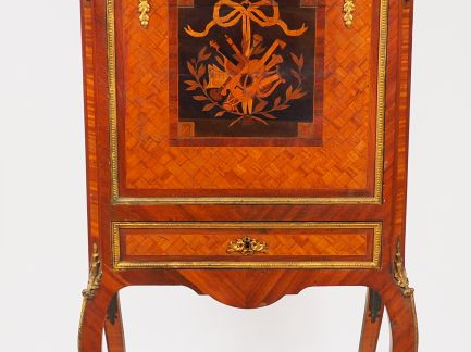 Secretaire à abattant de style Louis XVI en marqueterie et frisage à d