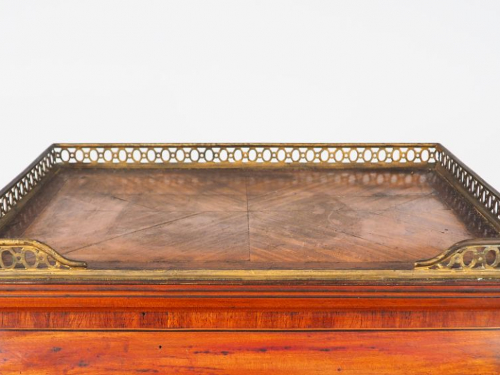Secretaire à abattant de style Louis XVI en marqueterie et frisage à d