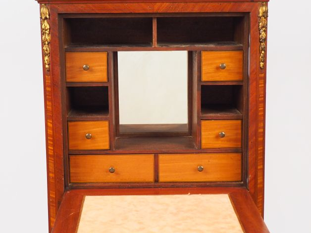 Secretaire à abattant de style Louis XVI en marqueterie et frisage à d