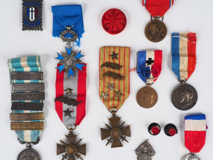 Lot de décorations françaises comprenant une étoile de chevalier de l'