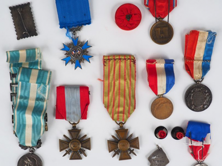 Lot de décorations françaises comprenant une étoile de chevalier de l'