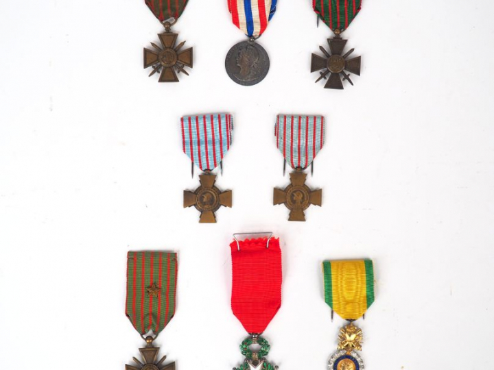 Lot de décorations françaises en boite époque première guerre mondiale