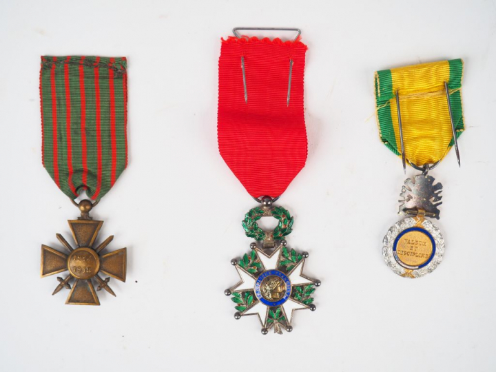 Lot de décorations françaises en boite époque première guerre mondiale