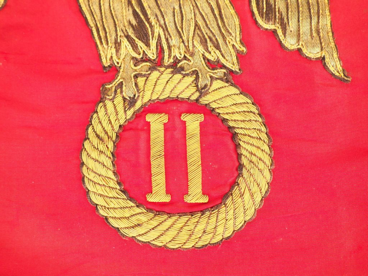 Grand guidon uniface bicolore bleu ciel en haut, framboise en bas aigl