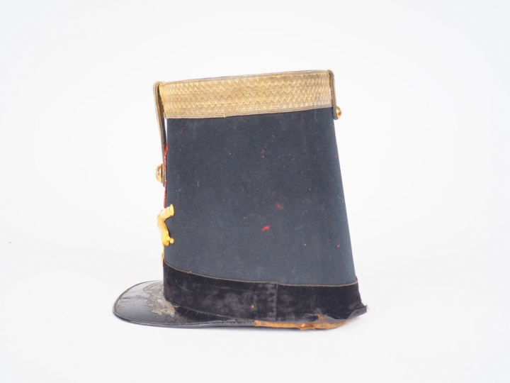 Shako d’officier d’artillerie France mi XIXème. Fût en carton tronconi