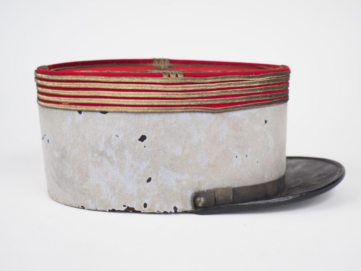 Képi polo d'un colonel, plateau rouge, bandeau bleu ciel, quelques att