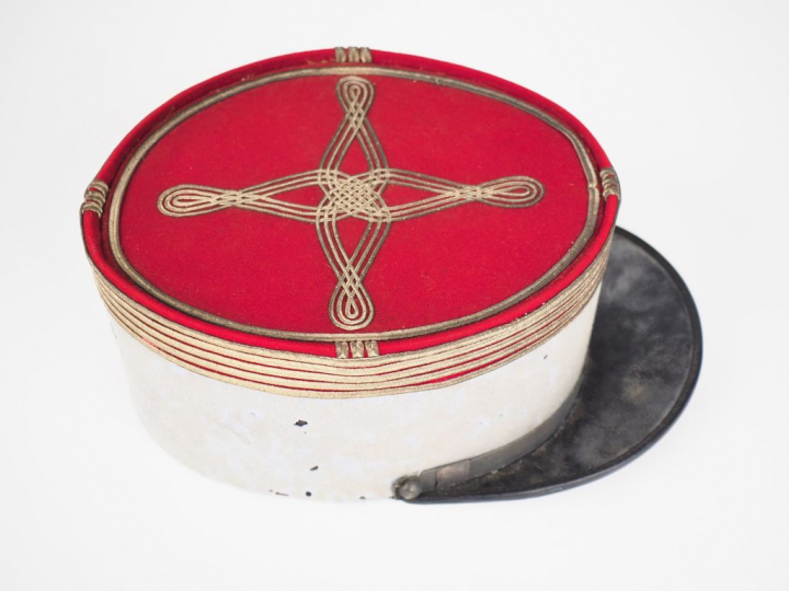 Képi polo d'un colonel, plateau rouge, bandeau bleu ciel, quelques att
