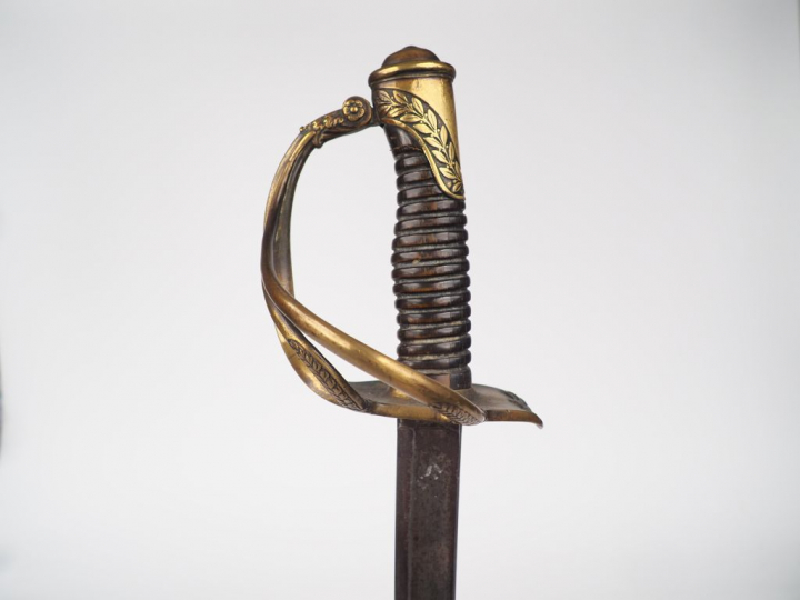 Sabre d'officier bancal type 1822 monture en bronze doré ciselé, lame 