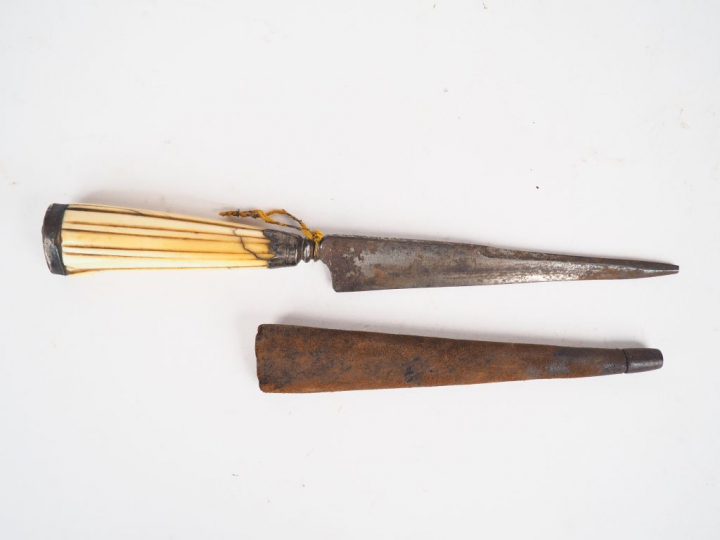 Beau stylet génois de 215 mm de long dont 125 mm de lame légèrement ép