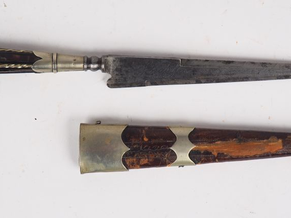 Joli stylet à la génoise dans son fourreau. Lame spécifique de ce genr