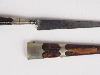 Vente aux enchères Joli stylet à la génoise dans son fourreau. Lame spécifique de ce genr