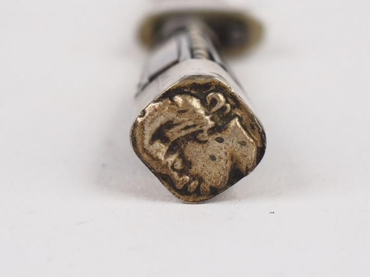Joli stylet à la génoise dans son fourreau. Lame spécifique de ce genr