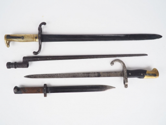 Vente aux enchères Lot de 4 baïonnettes, on y trouve une baïonnette pour fusil Gras 1874 