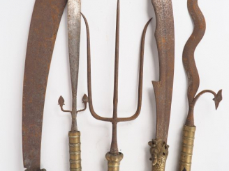 Vente aux enchères Lot de 9 armes blanches d'Hast chinoises votives sur présentoir, longu