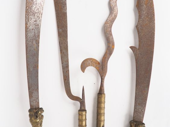 Lot de 9 armes blanches d'Hast chinoises votives sur présentoir, longu