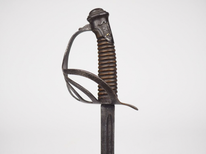 Sabre d'officier étranger, lame droite à dos lat et une gorge, fusée c