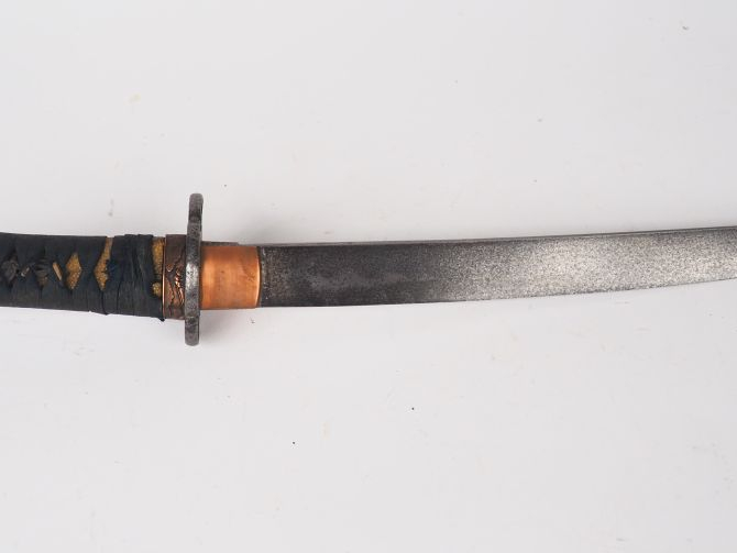 Wakizachi japonais, tsuba fer, tsuka habillée de samé blanc tressage d