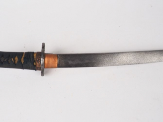 Vente aux enchères Wakizachi japonais, tsuba fer, tsuka habillée de samé blanc tressage d
