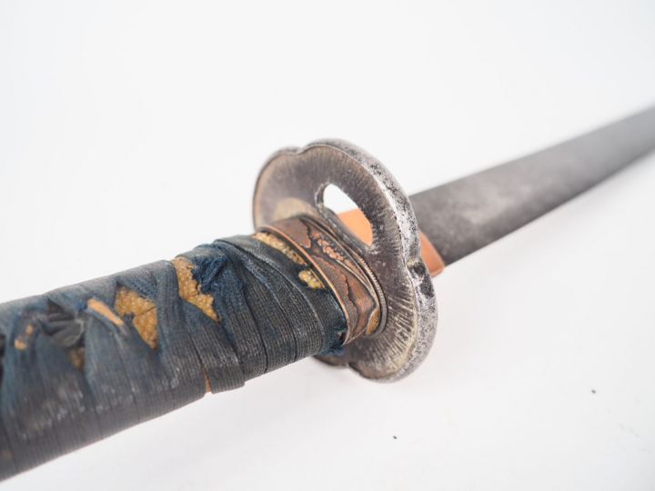 Wakizachi japonais, tsuba fer, tsuka habillée de samé blanc tressage d