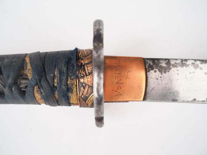 Wakizachi japonais, tsuba fer, tsuka habillée de samé blanc tressage d