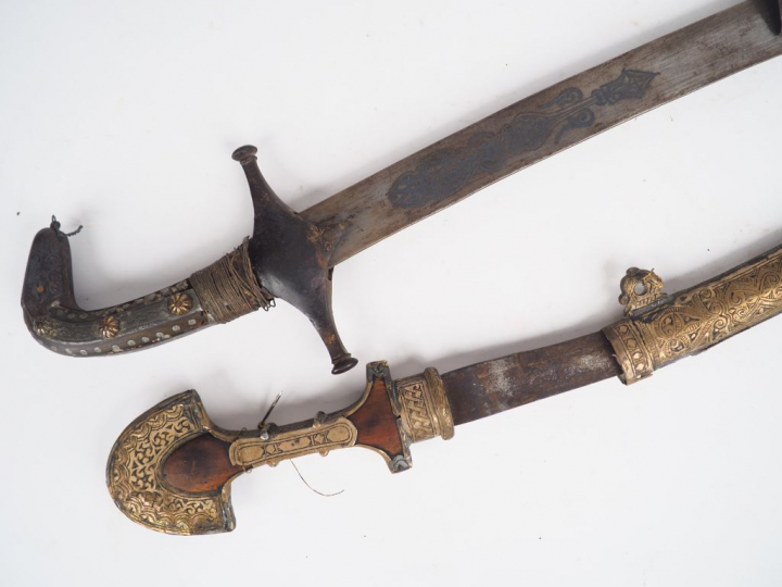Sabre perse Shamshir, lame courbe plate de 810 mm de long, niellage d'