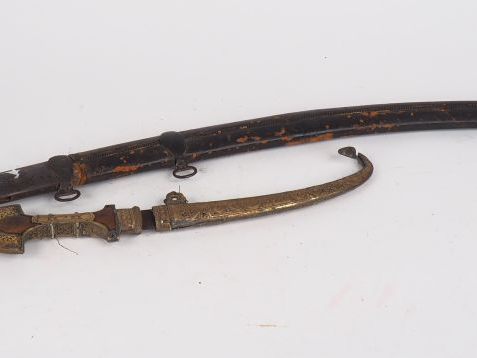 Sabre perse Shamshir, lame courbe plate de 810 mm de long, niellage d'