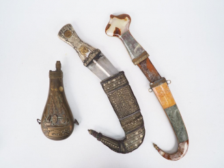 Vente aux enchères 2 poignards orientaux et une poire à poudre moderne.