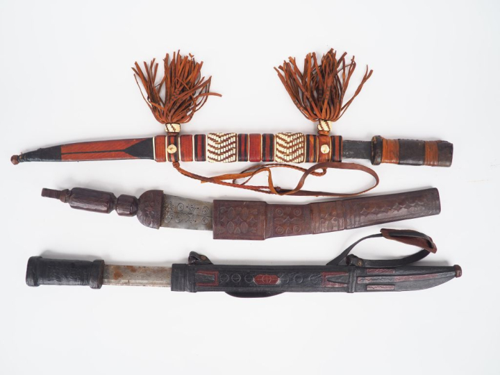 Lot d'armes blanches africaines (3), dans leurs fourreaux cuir décorés