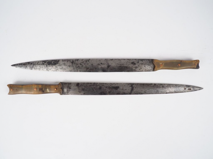 2 armes blanches longue d'origine indéterminée (Europe). Lames symétri