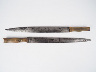 Vente aux enchères 2 armes blanches longue d'origine indéterminée (Europe). Lames symétri