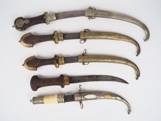 Vente aux enchères Lot d'armes blanches diverses du maghreb avec leurs fourreaux sauf une