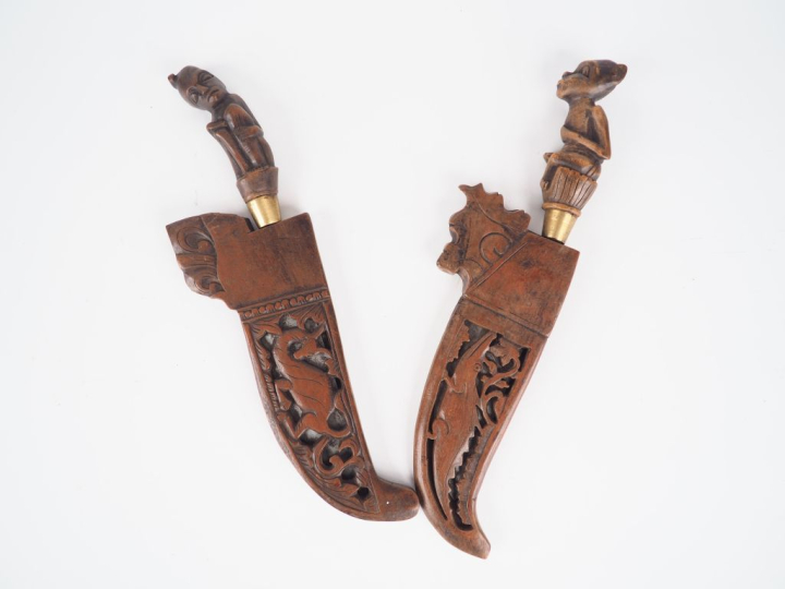 Paire de couteaux tribaux africains anciens fusée figurant deux person