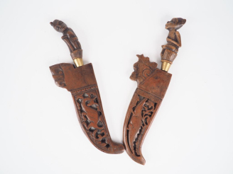 Vente aux enchères Paire de couteaux tribaux africains anciens fusée figurant deux person