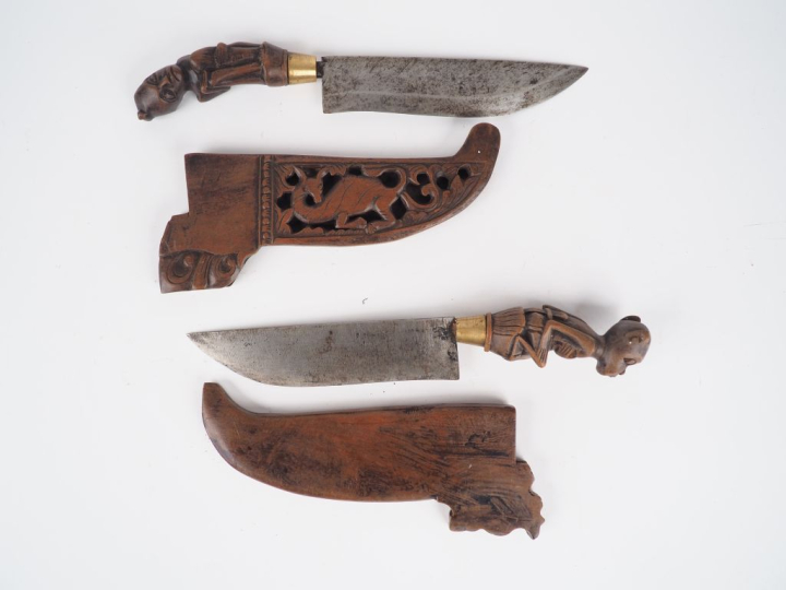 Paire de couteaux tribaux africains anciens fusée figurant deux person