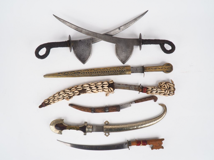 Lot de 7 armes blanches ethniques, pour amateur, on y trouve des poign
