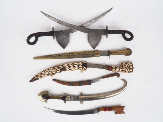 Vente aux enchères Lot de 7 armes blanches ethniques, pour amateur, on y trouve des poign