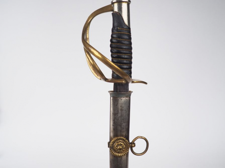 Réplique moderne d'un sabre de cavalerie, monture multibranches, fourr