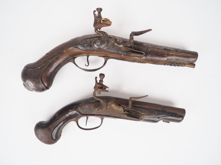 Grand pistolet d'arçon à silex du début du règne de Louis XV le bien a