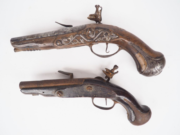 Grand pistolet d'arçon à silex du début du règne de Louis XV le bien a
