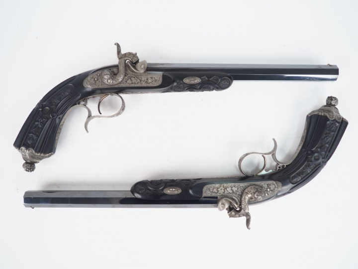 Somptueuse cassette nécessaire montée à la française contenant une pai