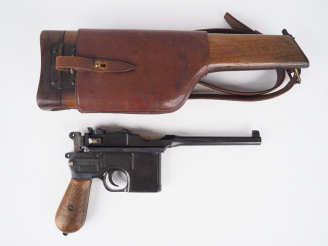 Vente aux enchères Pistolet Mauser C 96 type 1912 commercial. Arme numéro 374226, plaquet